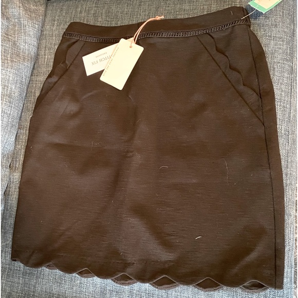 Black scalloped skirt with pockets. Rayon/nylon blend. Never worn. - Picture 1 of 2